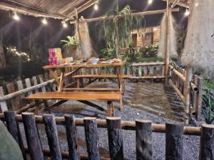 Restaurace v ubytování Happy House by the Mountain + 52 fotografií