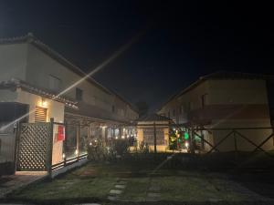 a building at night with a green traffic light at Charmoso dúplex canto do jandaia in Mata de Sao Joao
