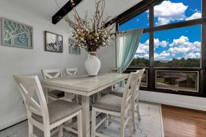 Imagine din galeria proprietății Charming Mountain Home with Panoramic Views near Black Mountain, Marion, NC în Marion