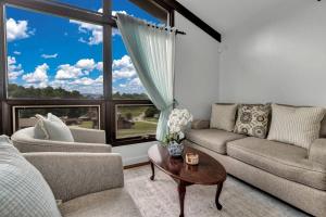 O zonă de relaxare la Charming Mountain Home with Panoramic Views near Black Mountain, Marion, NC