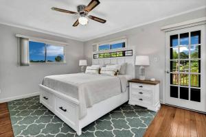 Un pat sau paturi într-o cameră la Charming Mountain Home with Panoramic Views near Black Mountain, Marion, NC