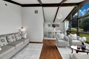 O zonă de relaxare la Charming Mountain Home with Panoramic Views near Black Mountain, Marion, NC +55 fotografii