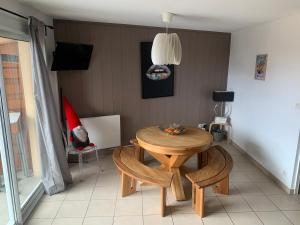 a dining room with a wooden table and chairs at Très bel appartement pied de pistes 6 pers Serre Chevalier Chantemerle in Saint-Chaffrey