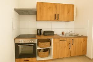 Livemore24 - Apartment 2 in Herten 24-7 Check-In في هيرتين: مطبخ مع حوض وموقد