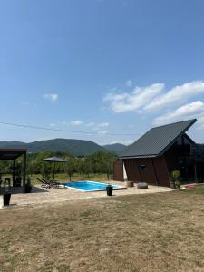 una casa con piscina delante en Malena Lux, en Čačak