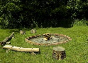 Cute Cozy Suite Rental Nestled on Beautiful Private Grounds for a Peaceful Getaway near Columbus, Ohio في Gould Park: حفرة نار في وسط الميدان