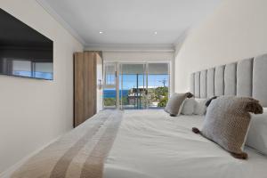 Ένα ή περισσότερα κρεβάτια σε δωμάτιο στο L X I Camps Bay +29 φωτογραφίες