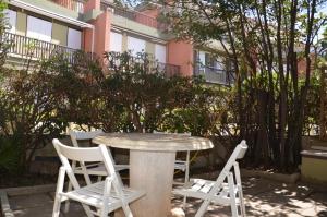 a table and two chairs sitting next to a table at FANTASTIC SARDINIA VILLETTE CON GIARDINO Fronte Mare Fertilia FAHO-GAV01-GAV02 in Fertilia