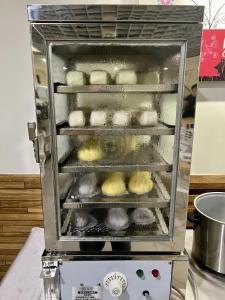 ein Toasterofen mit ein paar Muffins darin in der Unterkunft City Hotel in Taipeh