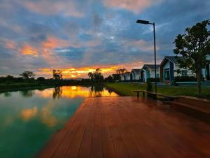 Η ανατολή ή δύση του ηλίου όπως φαίνεται από αυτό το θέρετρο ή από εκεί κοντά