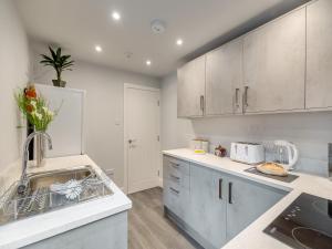 Η κουζίνα ή μικρή κουζίνα στο Nest Holiday Home