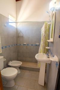 a bathroom with two sinks and a toilet at Complejo STC SomoS in Colón