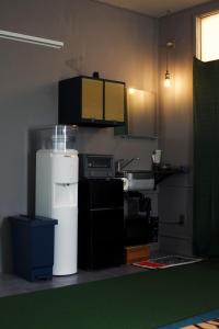 Kuchyň nebo kuchyňský kout v ubytování かど by ココカ古書店