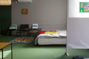 Postel nebo postele na pokoji v ubytování かど by ココカ古書店 + 18 fotografií