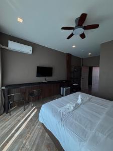 Ένα ή περισσότερα κρεβάτια σε δωμάτιο στο New hotel in Aonang krabi