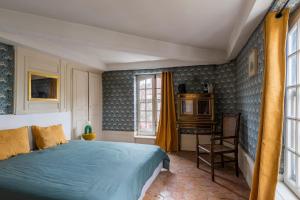 Ένα ή περισσότερα κρεβάτια σε δωμάτιο στο Manoir de la Marquise +22 φωτογραφίες