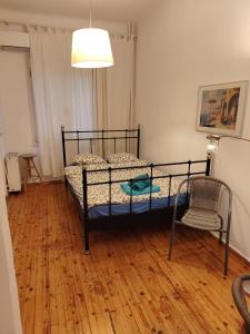 White Tower Cozy Studio OYR1 في سلانيك: غرفة نوم بها سرير وكرسي +39 صورة