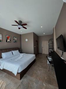 een slaapkamer met een bed en een plafondventilator bij New hotel in Aonang krabi in Ban Khlong Haeng
