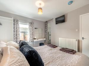 En eller flere senge i et værelse på Bluebell Apartment - Uk42381