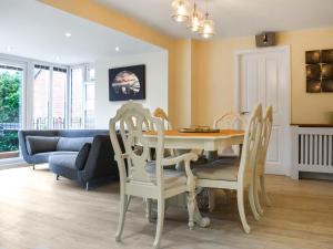 Song Bird Holiday Home في ويتبي: غرفة طعام مع طاولة وكراسي وأريكة