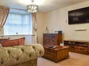 Song Bird Holiday Home في ويتبي: غرفة معيشة مع أريكة وطاولة