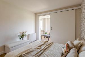 a bedroom with a bed with a large mirror at El mirador de Teresa in Arróniz +36 photos