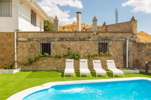 a yard with chairs and a swimming pool at El mirador de Teresa in Arróniz