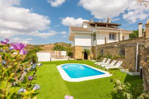 a backyard with a swimming pool and a house at El mirador de Teresa in Arróniz