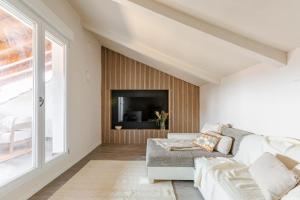 a living room with a couch and a tv at El mirador de Teresa in Arróniz