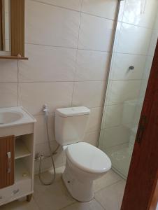 ItaquiQuarto para hospedagem的带马桶和淋浴的白色浴室 更多2张照片