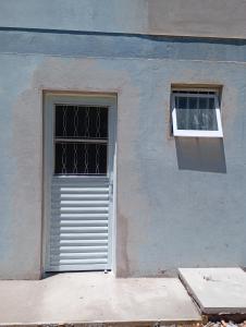 ItaquiQuarto para hospedagem的大楼的门窗