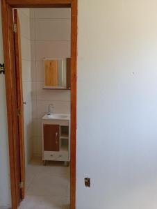 ItaquiQuarto para hospedagem的浴室里有洗手池和镜子