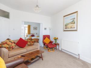 ヴェントナーにあるLittlehavenのソファと椅子のあるリビングルーム