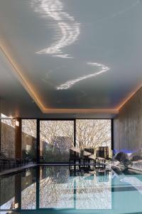 Hồ bơi trong/gần Domaine des Terres du Val