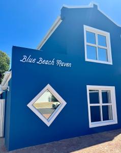 Blue Beach Haven في Cape Town: مبنى أزرق مع مرآة على جانبه