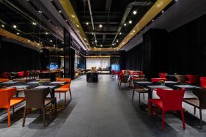 呼和浩特呼和浩特东站CiTiGO欢阁酒店的一间有桌椅的餐厅