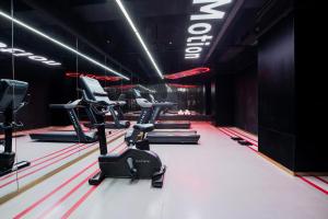 呼和浩特呼和浩特东站CiTiGO欢阁酒店的地面上设有跑步机和椭圆机的健身房