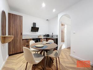 a kitchen and dining room with a table and chairs at Le Parvis - Vieille ville - proche plage et port in Boulogne-sur-Mer