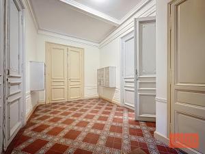 an empty room with a red and white tile floor at Le Parvis - Vieille ville - proche plage et port in Boulogne-sur-Mer
