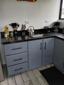 Η κουζίνα ή μικρή κουζίνα στο Twins of Paradise Getaway Casa A