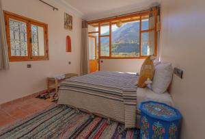 Un pat sau paturi într-o cameră la Atlas Walnut Hotel