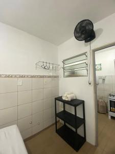 a bathroom with a black table and a mirror at Ao lado do Hospital Calixto apartamento térreo in Itabuna +5 photos