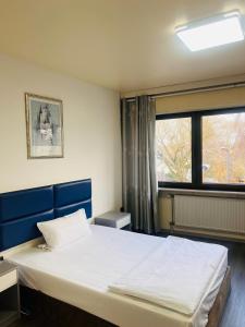 Giường trong phòng chung tại Hotel Am Flughafen