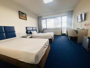 Giường trong phòng chung tại Hotel Am Flughafen