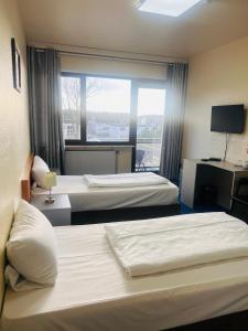 Giường trong phòng chung tại Hotel Am Flughafen +23 ảnh