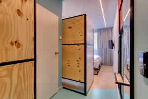 TV a/nebo společenská místnost v ubytování MEININGER Hotel Leipzig Hauptbahnhof