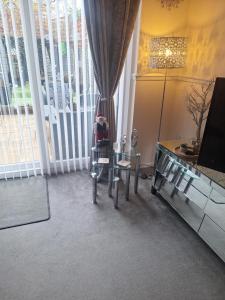 ein Wohnzimmer mit Tisch und Fernseher in der Unterkunft Gorgeous Sandpiper Mews in Worcester + 13 Fotos