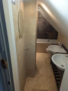 Ένα μπάνιο στο Charming 13th-C Oast House Idyllic Country Escape +33 φωτογραφίες