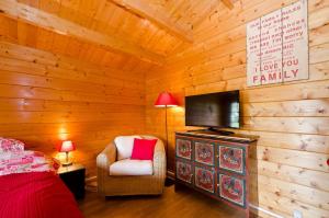 Μια τηλεόραση ή/και κέντρο ψυχαγωγίας στο Private Wooden House