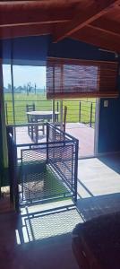 un portico coperto con tavolo e panche di AZUL Casa De Campo a Esquina